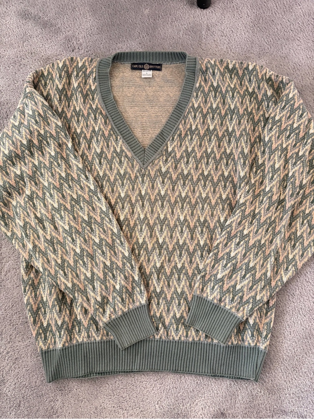 Vintage - Cape Cod Outfitters Men's V-Neck Patterned Sweater in Sage Green